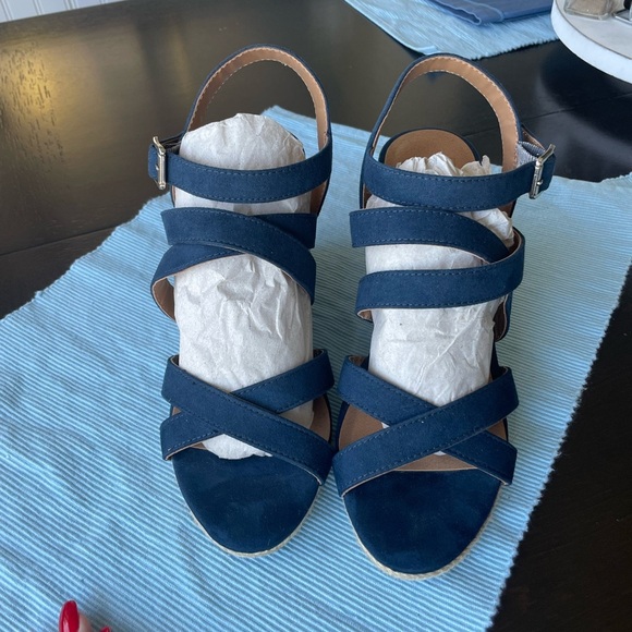 Chic Navy Blue Dolce Vita Wedge Sandals in size 8 - Picture 3 of 8